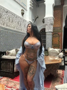 Bet you can t look away or are you trying not to