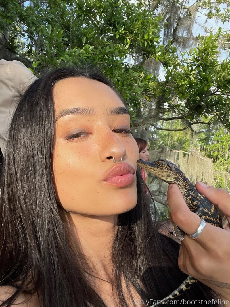 You down to fuck the weird girl with a pet gator 