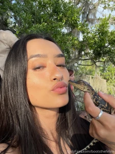 You down to fuck the weird girl with a pet gator