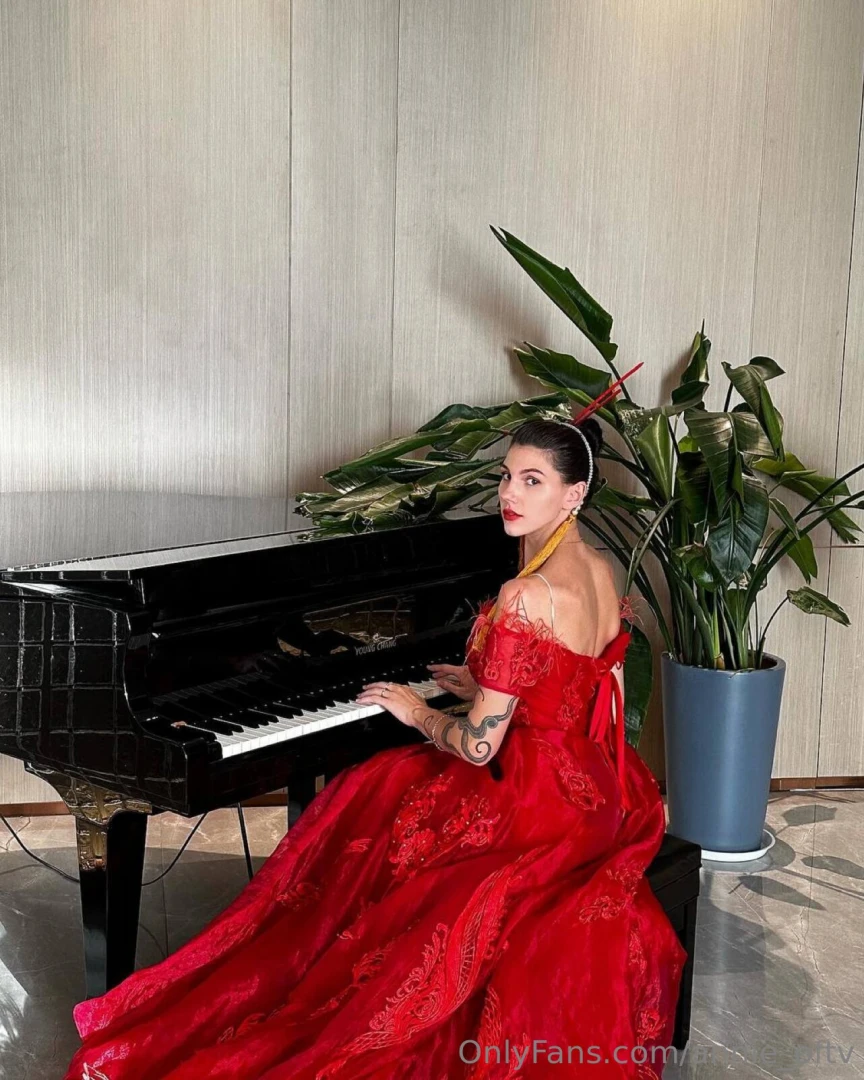 This is eva she is a natural girl and wants to become a fashion 