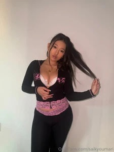 It s getting hot in here do you mind if i take my top off