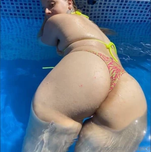 Can you imagine fuck in the pool damn i would have some orgasm