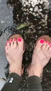 Bright toes wet feet hard on you tell me lol