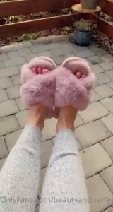 Start your morning with these snuggly feet