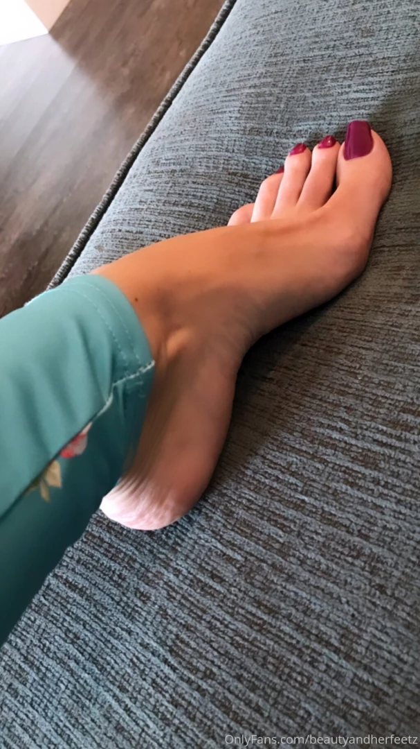 Post gym hair and tired sweaty feet someone s gotta rub them for me 