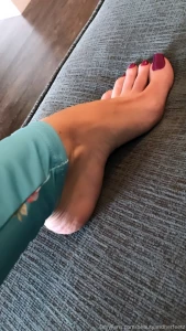 Post gym hair and tired sweaty feet someone s gotta rub them for me