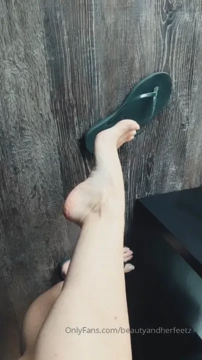 Bare tooeeees flip flop dangle 