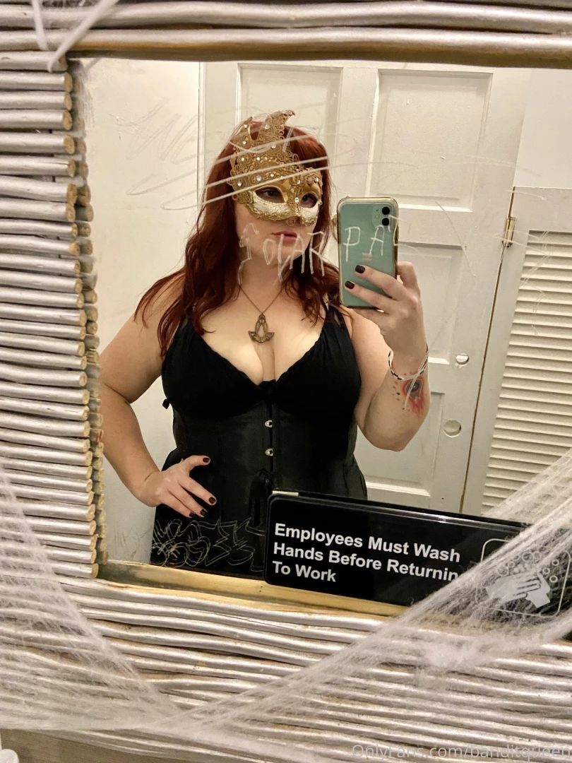 A sneaky video in the bar bathroom because i was feeling horny and part 3 