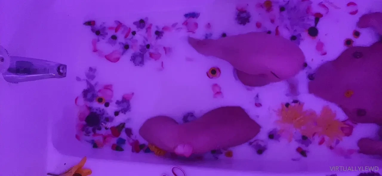 Idk how to be sexy in a bath lol but i tried 