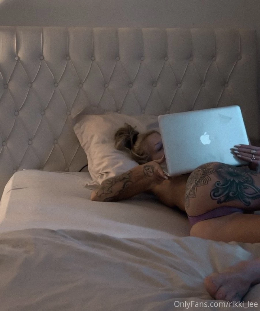 Rainy days calls for netflix in bed choosing a movie likeeeee 