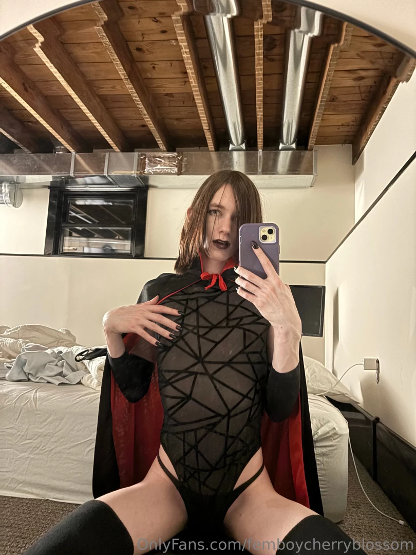 Happy halloween this vampire does show up in mirrors missed it by a 