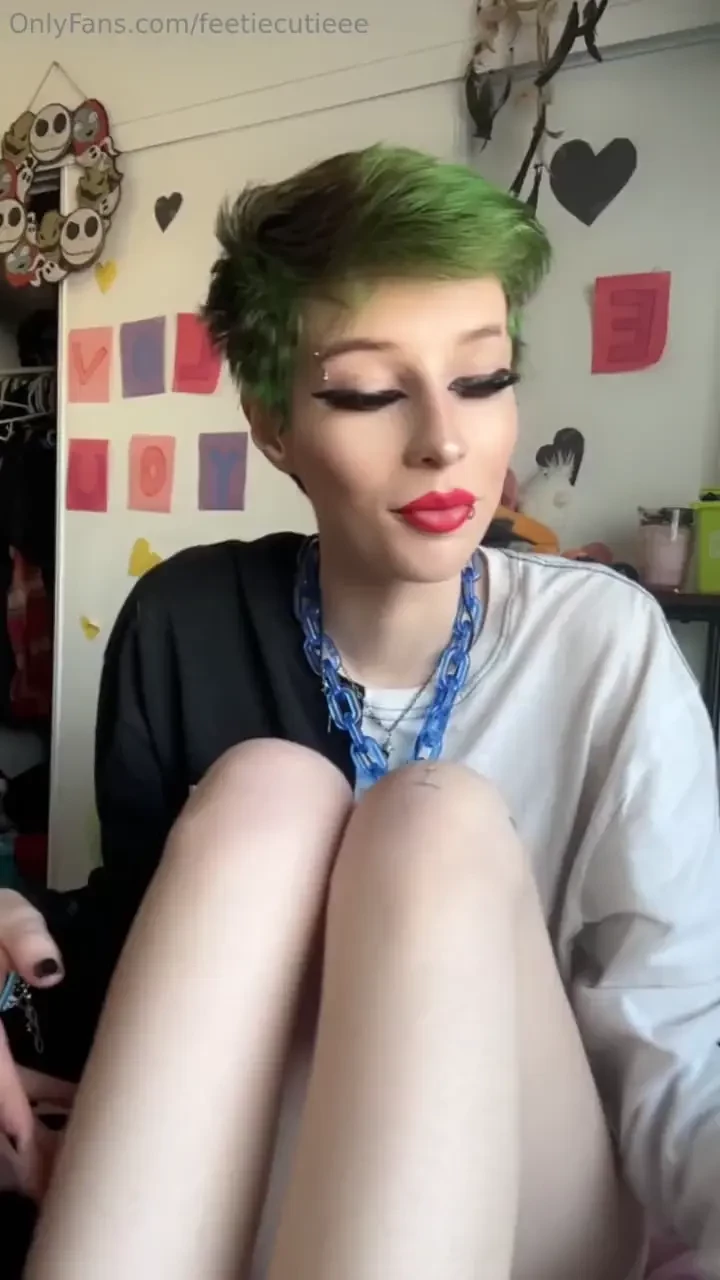 Mmm fuck i love letting myself cum i m just so addicted to touching my 