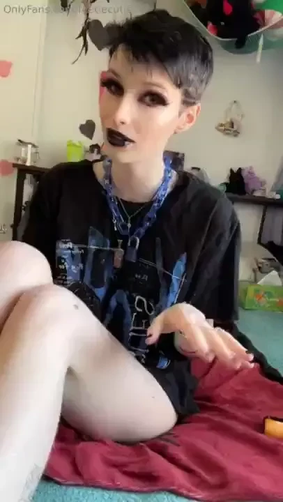 I ve never used a dildo this big in my asshole before holy shit i can 