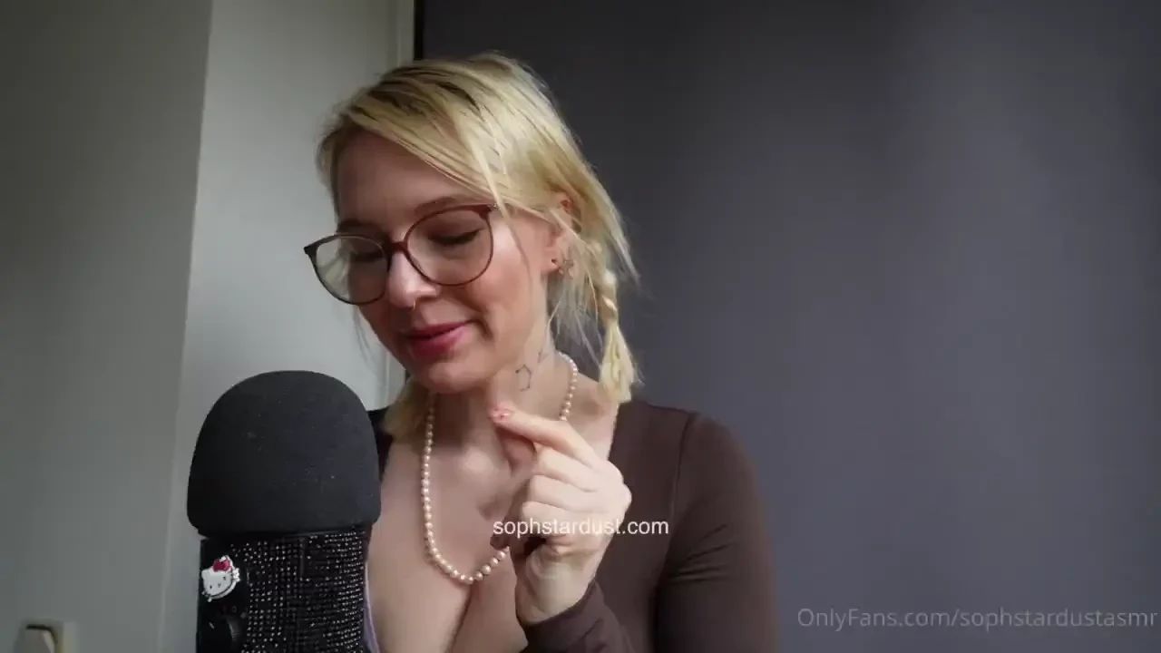 Mic pumping in different positions amp tops with some shirt scratching 