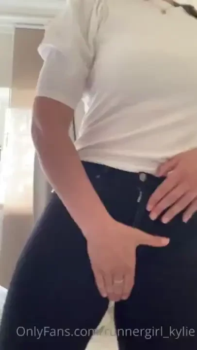 Lunch break strip tease 