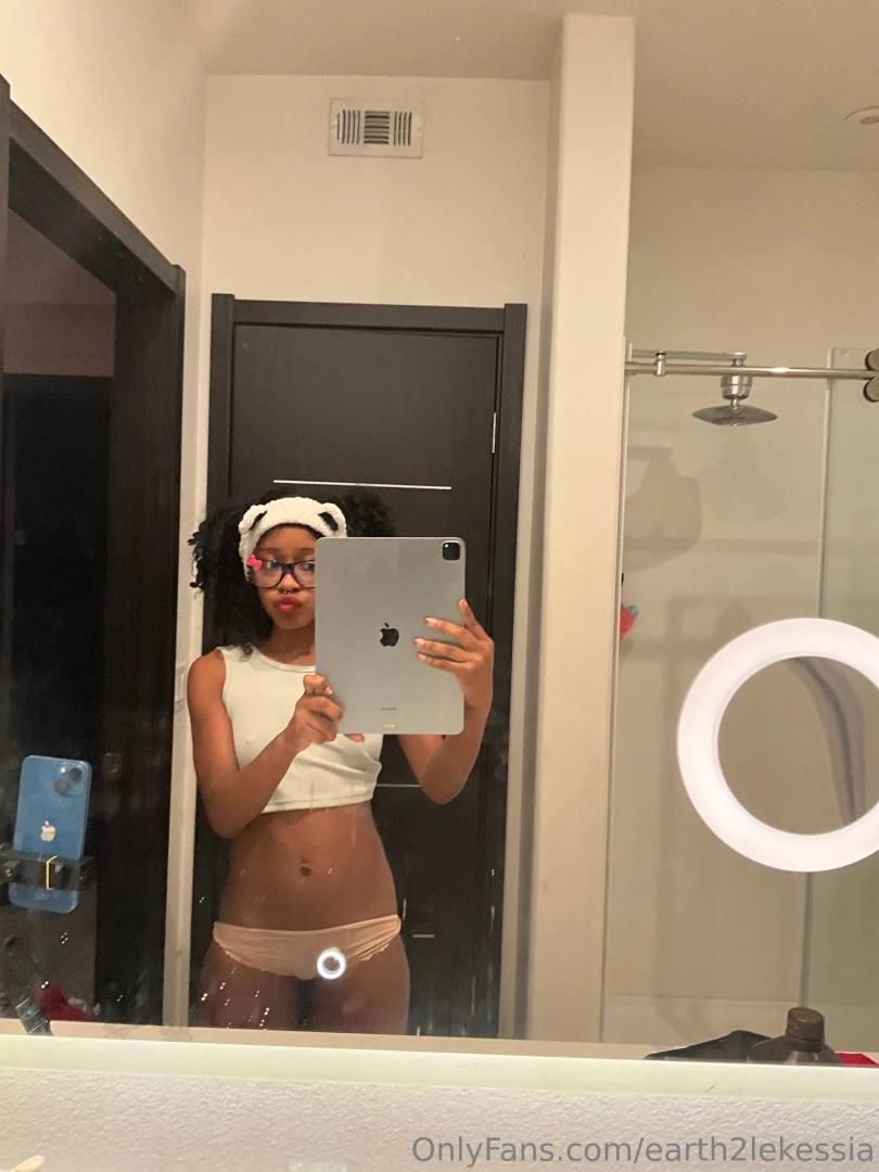 Lol this ipad is lowkey bigger than me 