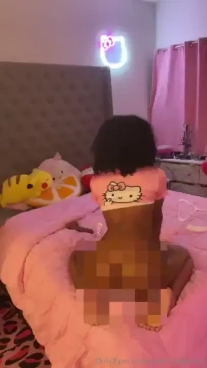 Are you in the mood look at my juicy ass being oiled getting ready for 