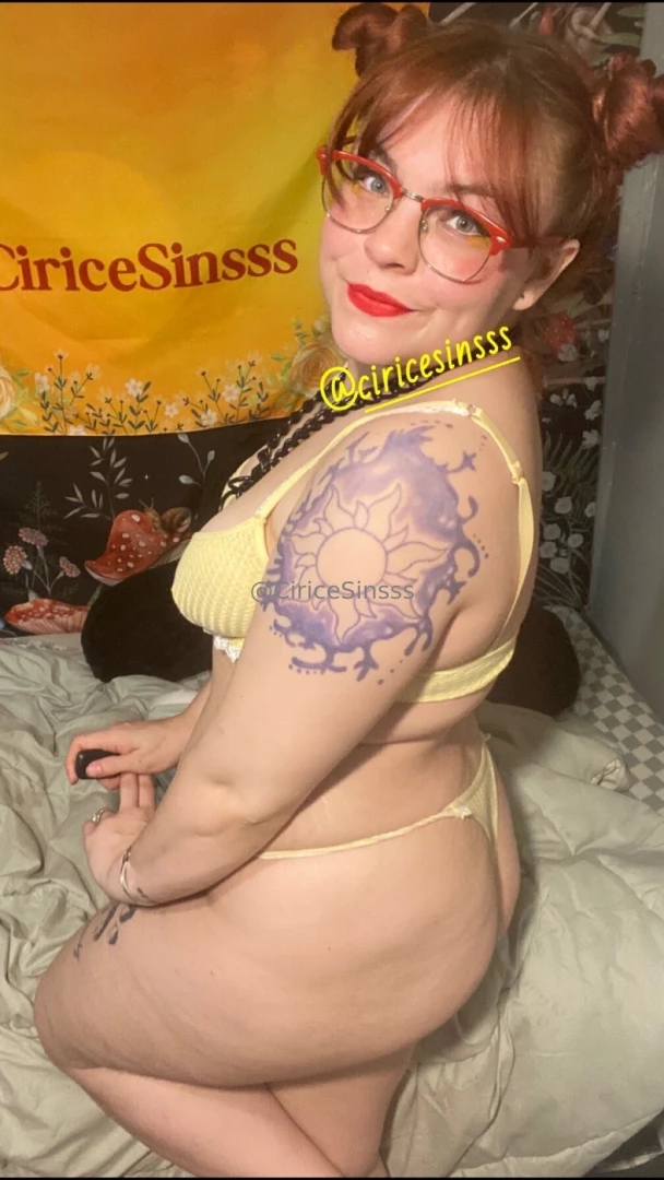 Yellow is such a good color on me 