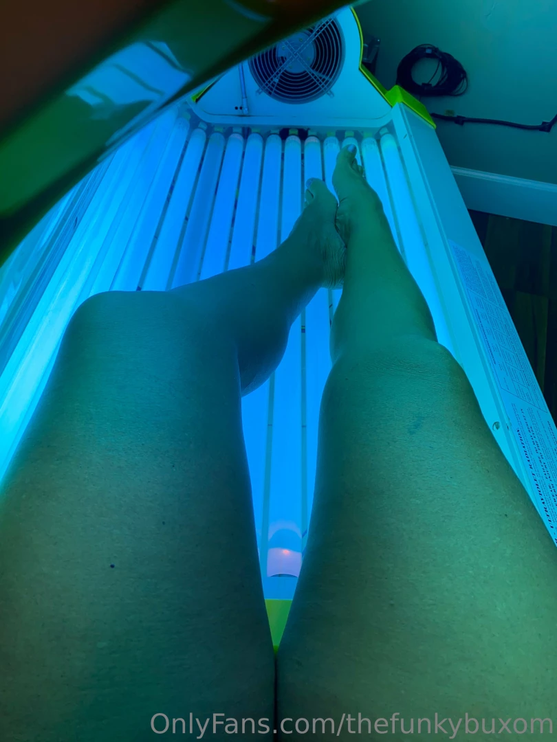 They even have a leg tanner yes i get in that too legs are hard to tan 