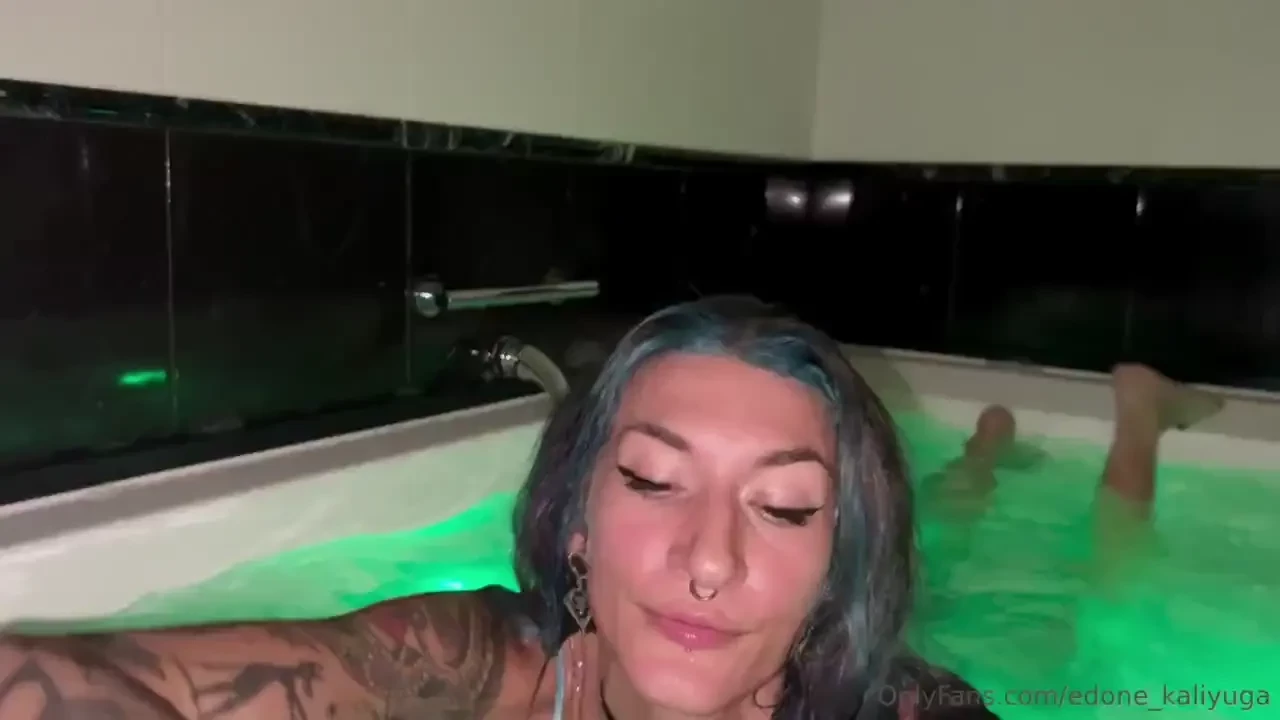 Dopo una gran scopata un bel bagno con le bolle ci voleva proprio ma 