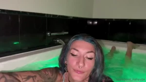 Dopo una gran scopata un bel bagno con le bolle ci voleva proprio ma