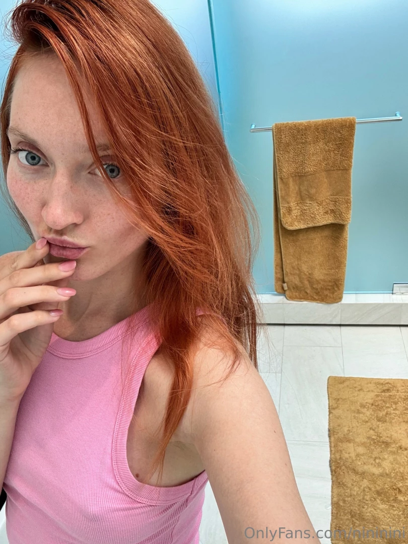 I like my new nail colorrrrr it matches my pink top 