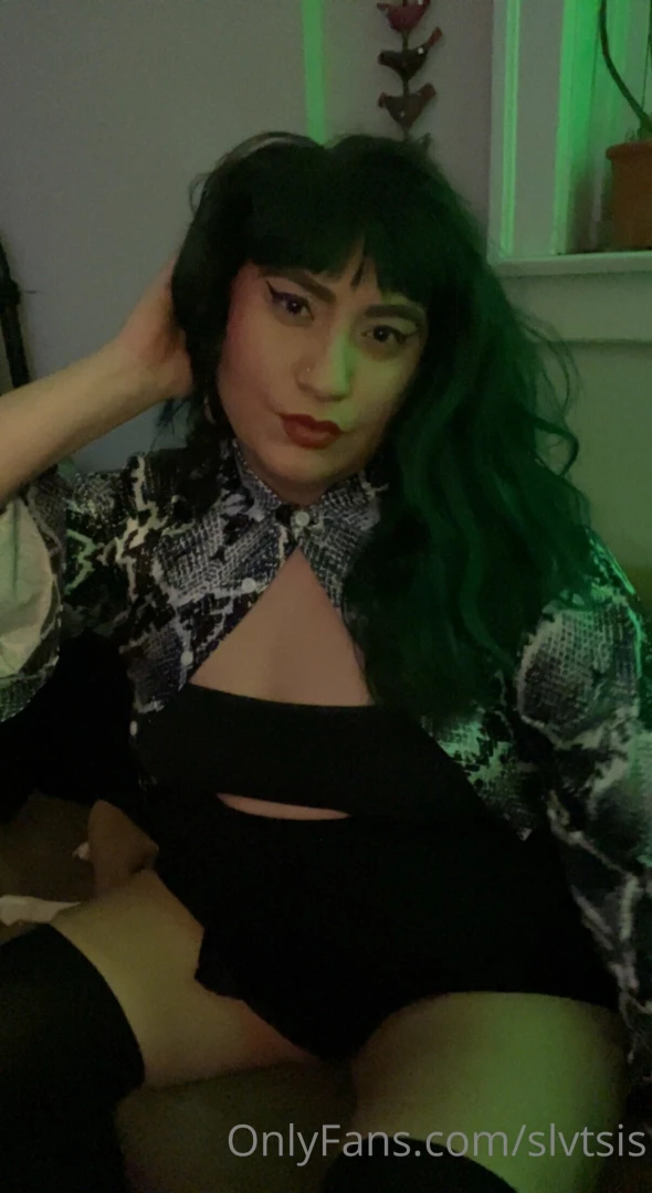 Happy nye babes here s my new years fit now who wants to smooch me at 