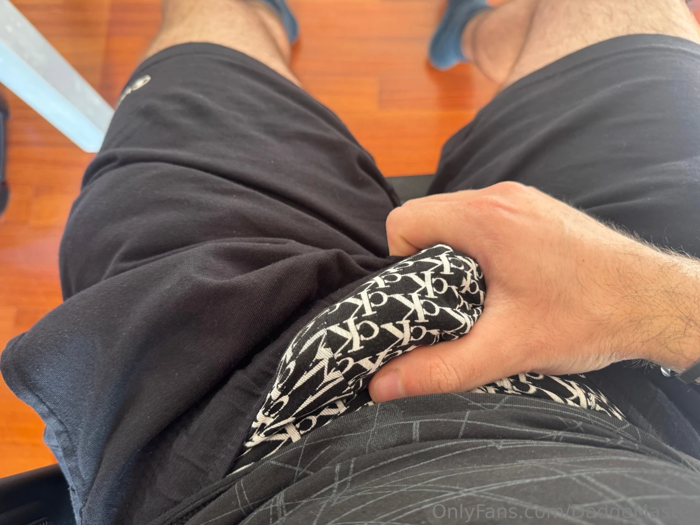 Vieni qui ed inginocchiati davanti a questa potenza sentissi che odore 