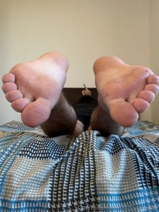 Sdraiato sul letto mi rilasso mentre i miei piedi attendono la tua part 1