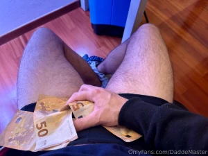 Corri ad infilarmi le banconote nelle mie mutande