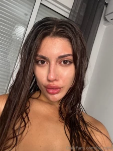 Do you like it when a girl has wet hair