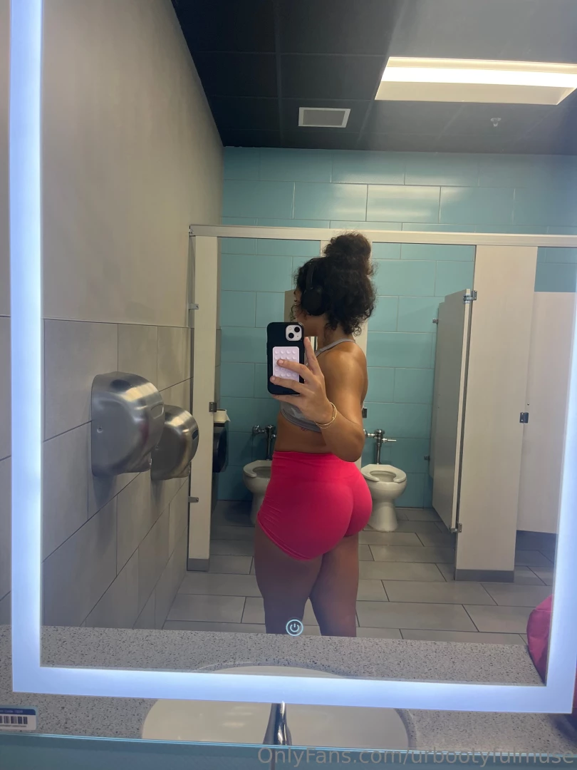 Big ahh booty 