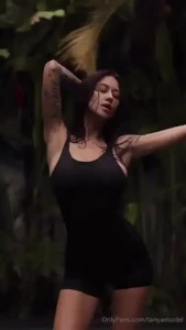 Repeat slowly with your hands my silhouette