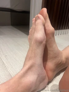 Men size 9 compared to my women s size 14 can you believe how tiny i part 4