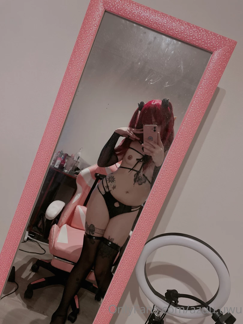 Me encantan mis pechitos uwu y a ti 