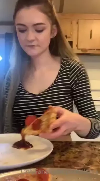 Wanna watch me try to eat this whole pizza dm me for the full video 
