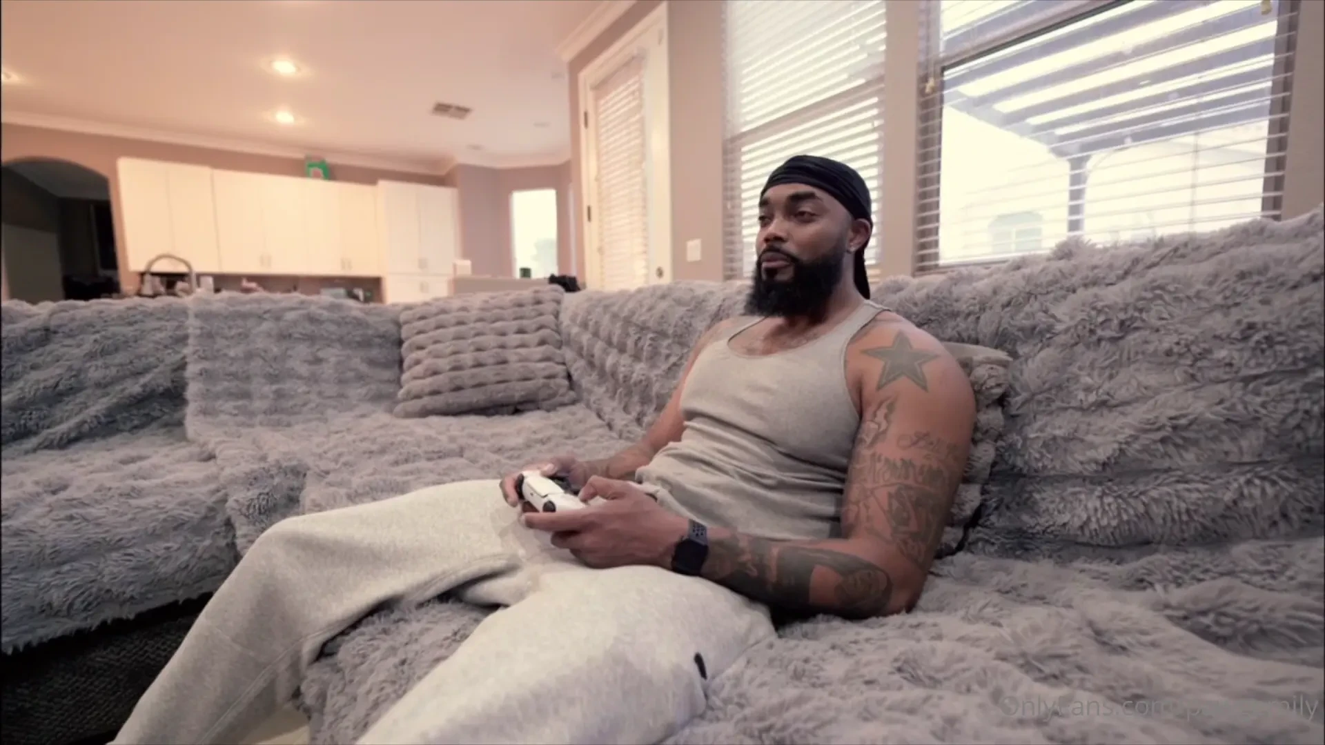 New sextape se nding over in my tiny skirt letting him eat pussy 