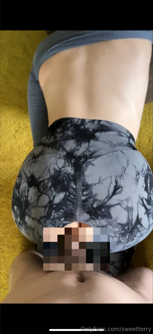 Watch me back my ass in my ripped leggings up on my roommates hard 