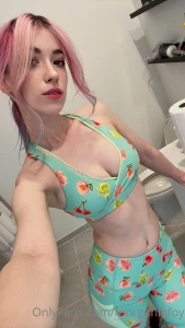 Jeanwanwanfree let me borrow some of her workout clothes what do we