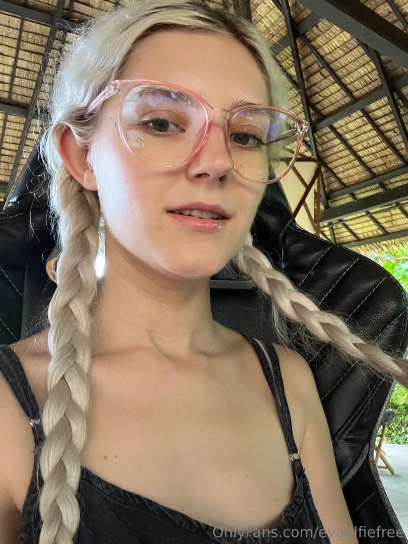 Looking like your fav nerdy lil crush today should i keep the glasses 