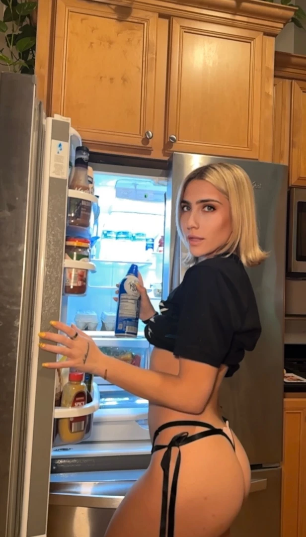 Sending out extraaaa dirty content on my molly_uncensored vip page 