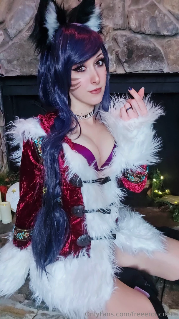 Your favorite lol girl is here 