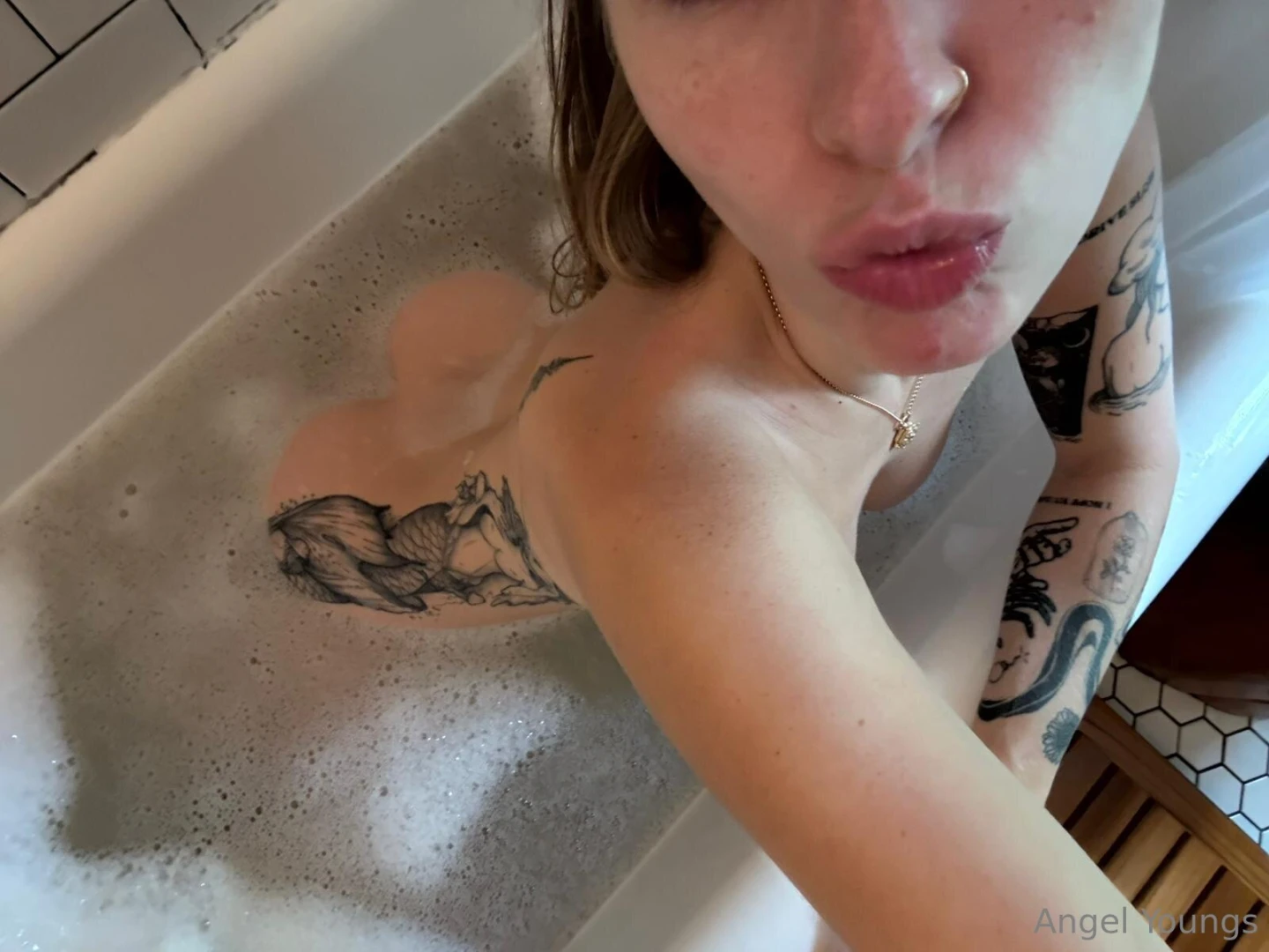 I know you love watching me on the bathtub playing myself want more 