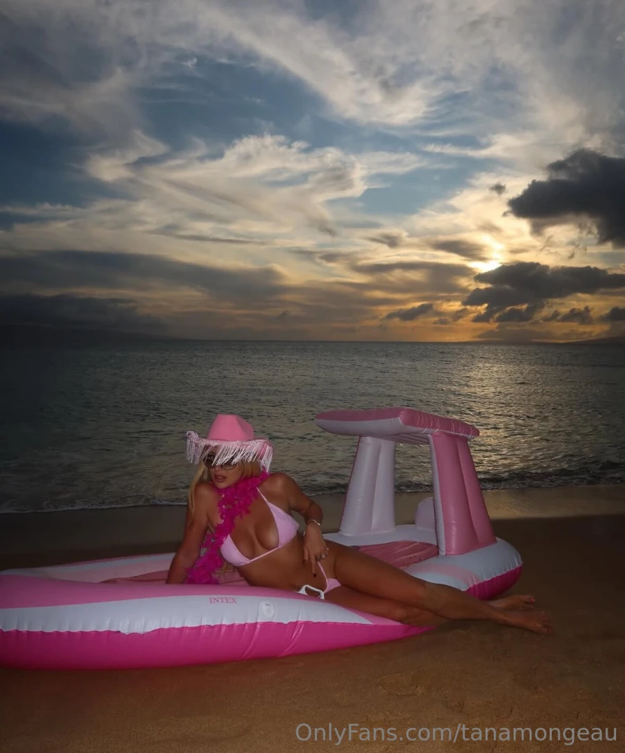 Its giving malibu barbie 