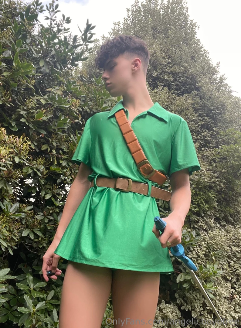 Hero of hyrule but his tunic is a little short part 1 