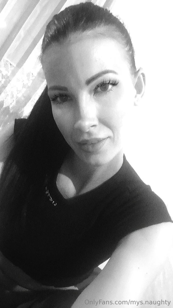 Hiiiii i hope everyone had a great weekend check your dm for a naughty 