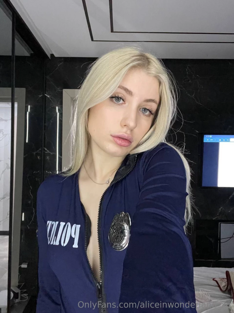 Policewoman 
