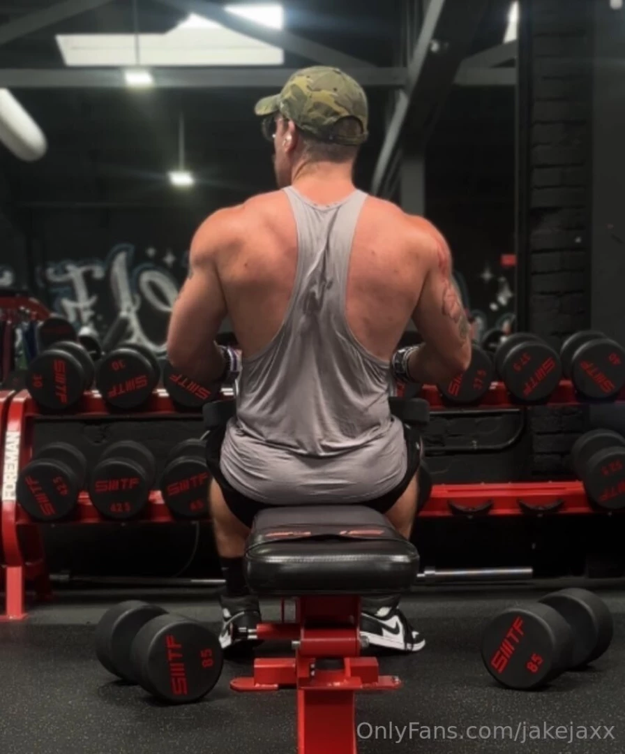 Daddys got a big wide back so you can leave scratches while i pound 