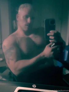 Got a new 27 monitor and caught my reflection so i had to check the