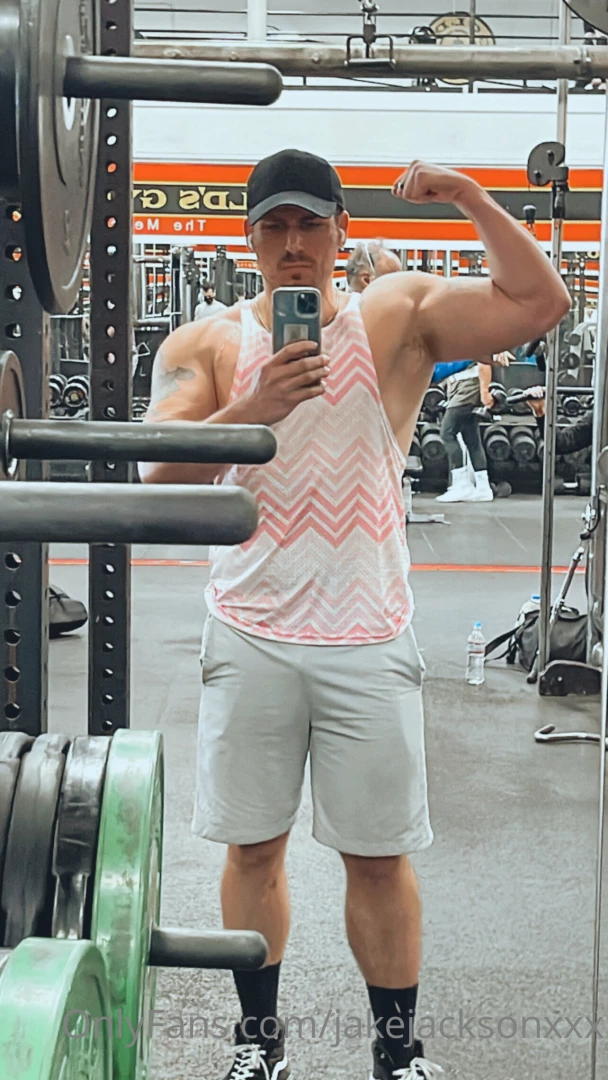 Who wants to worship my muscles 